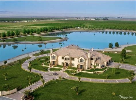 Epic Lakeside Mansion-Luxurious Production Space | Rent this location on Giggster