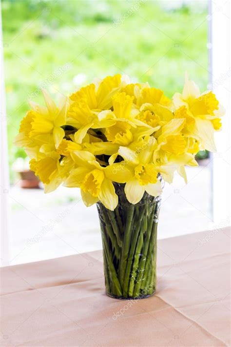 Bouquet of daffodils in vase — Stock Photo © olgamarc #106891466