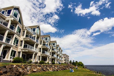 12 Steps to the Lake! - Beacon Pointe | Duluth Lakeview Hotel on Lake Superior in Duluth, MN