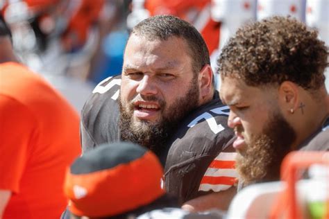 Browns Pro Bowl guard Joel Bitonio plans to play in 2024