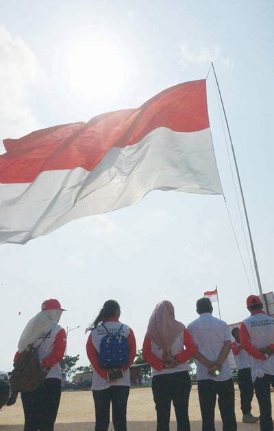 Kibarkan Bendera Merah Putih Raksasa - batampos.co.id