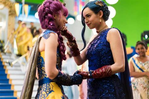 Descendants 2 Behind The Scenes. 🍎🍎 #Descendants2 | Mal dos descendentes, Imagens dos ...