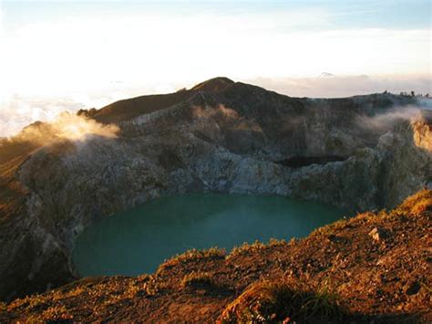 The Three Crater Lakes of Kelimutu That Change Colors