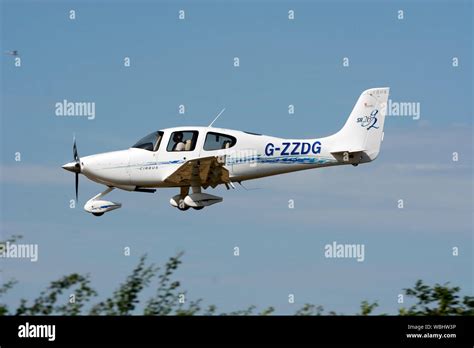 Cirrus sr20 aircraft landing wellesbourne hi-res stock photography and images - Alamy