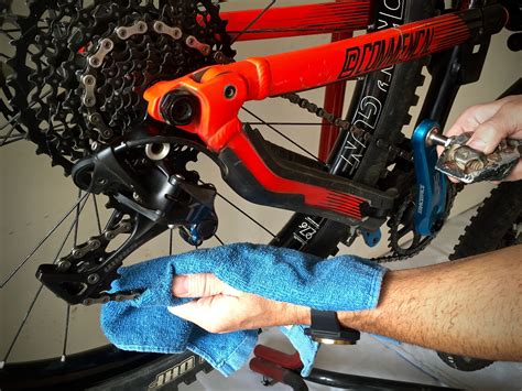 How To Lube Your Bike Chain: A Beginner's Guide | Mountain biking, Bicycle maintenance, Bike