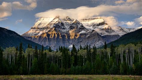 Highest peak in the Canadian rockies. Mount Robson, British-Columbia ...