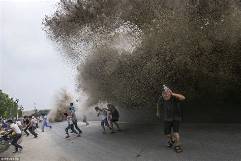 Gigantic wave knocks hundreds of Chinese people off their feet in Zhejiang | Daily Mail Online