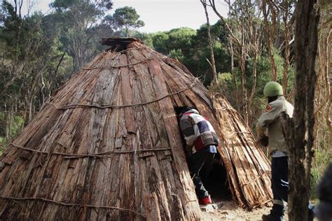 Building huts the old way to get Aboriginal culture 'strong' for future generations in 2021 ...