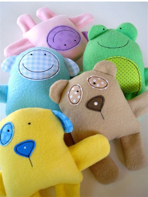 Simple Stuffed Fleece Toys | Juguetes de fieltro, Coser juguetes, Muñecos de fieltro