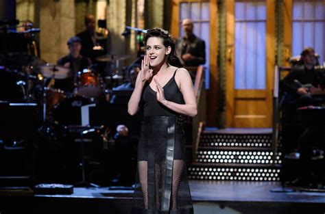 Upcoming100-Kristen Stewart Gets Into a Heated Thumb War With Her SNL ...