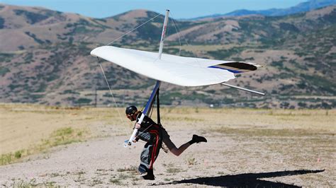 One dead in mid-air collision between paraglider and hang glider