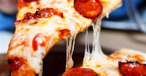 Chuck E. Cheese’s Swears It Does Not Sell Pizzas Made Of Leftover Slices | HuffPost