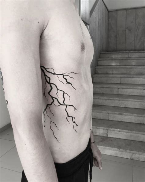 thunder strike thunder tattoo black | Tatuaje de relámpago, Tatuajes inspiradores, Hombres tatuajes