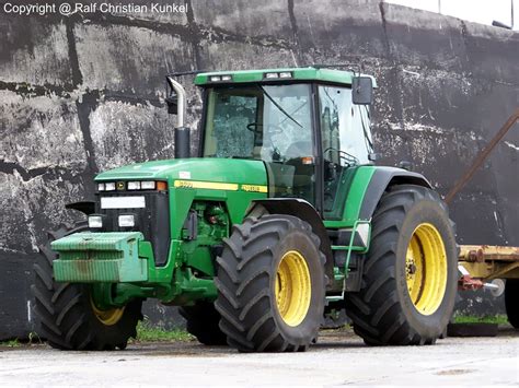 John Deere 8400 - Traktor - fotografiert am 03.08.2009 im Land Brandenburg - Copyright @ Ralf ...