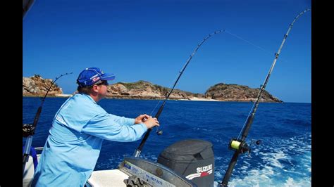 Spanish Mackerel Fishing video at Three Rocks!! Great Barrier Reef ...