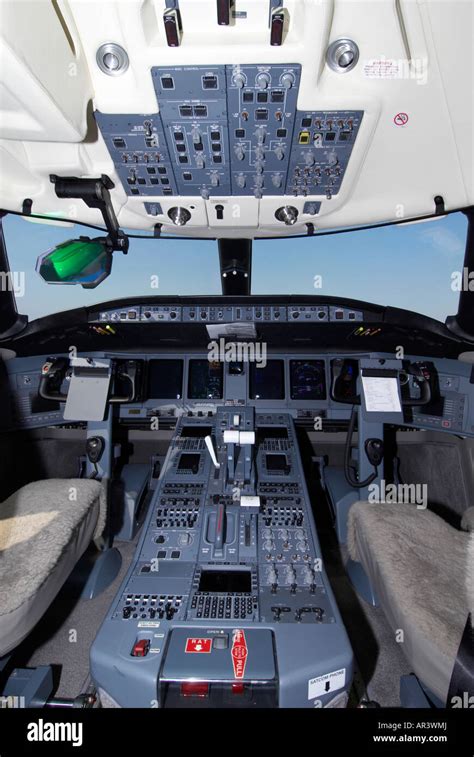 Bombardier Global Express XRS Cockpit Farnborough Air Show 2006 Stock Photo - Alamy