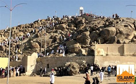 Jabal Arafat (Mount Arafat) - IslamicLandmarks.com