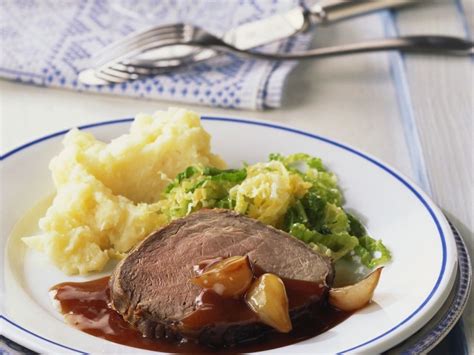 Roast beef with Mashed potatoes, shallot sauce and buttered cabbage Recipe | EatSmarter