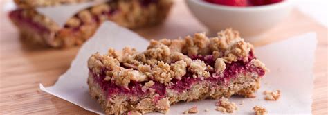 Grab one of these healthy raspberry oatmeal bars for breakfast and start your day off right ...