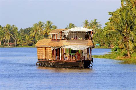 Alappuzha Backwaters, Kerala | Alleppey Backwaters, boathouse & lake