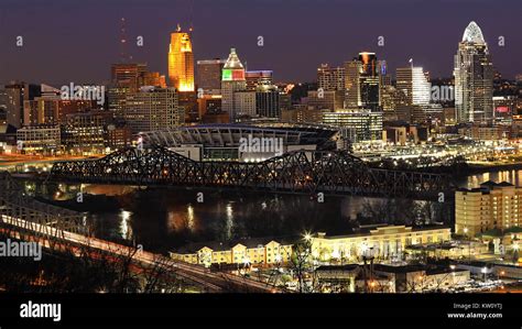 A View of the Cincinnati, Ohio skyline at night Stock Photo - Alamy