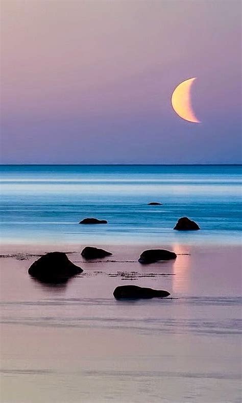 Beautiful Moon Reflection In Water | World's Snaps