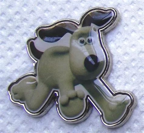 WALLACE & GROMIT- A Gromit The Dog enamel badge £1.00 - PicClick UK