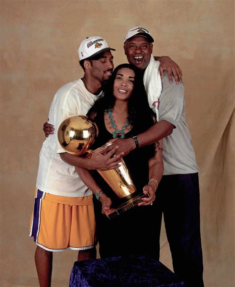 Kobe Bryant tenía una mala relación con sus padres