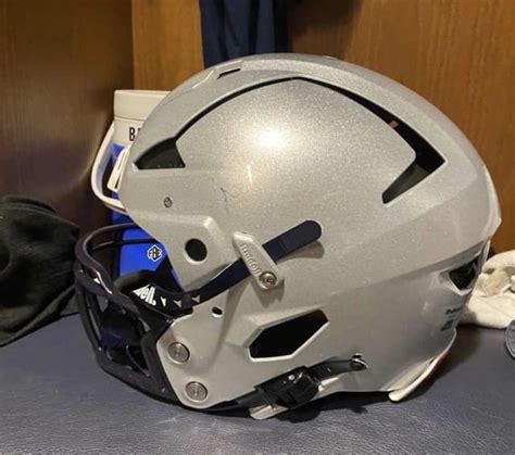 Looks like the new Riddell Axiom has hit the field. : r/FootballHelmets