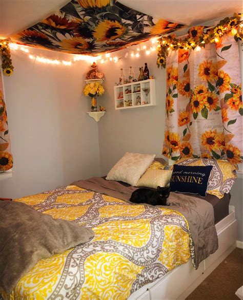 Sunflower bedroom | Room inspiration bedroom, Yellow room, Dorm room decor