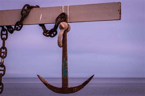 The Anchoring Effect: 10 Examples, Explained | Shortform Books