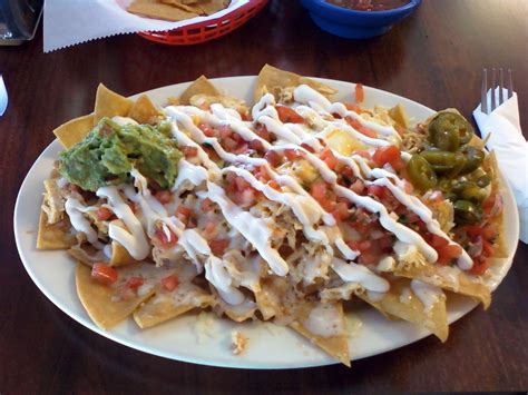 Finding My Favorite Nachos...: Dona Maria (San Jose, CA): Supreme Nachos with Shredded Chicken