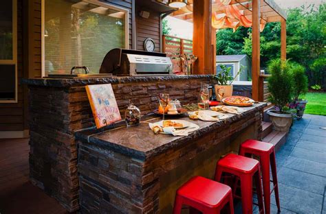 20+ Spectacular outdoor kitchens with bars for entertaining