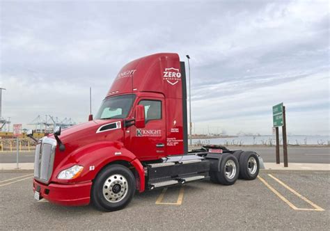 Knight-Swift becomes first major US fleet to receive Kenworth T680E ...