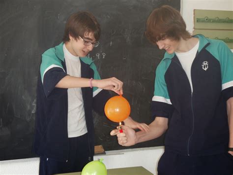 CIENCIAS Y MATEMÁTICAS: Experimentos de Hidrostática en 4º