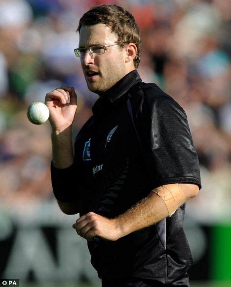 sports: Daniel vettori bowling