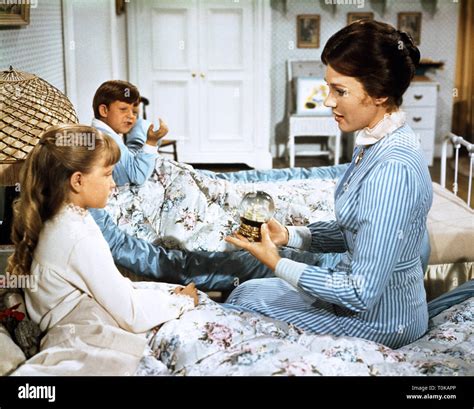 KAREN DOTRICE, MATTHEW GARBER, JULIE ANDREWS, MARY POPPINS, 1964 Stock Photo - Alamy