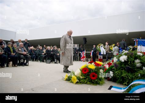 Sachsenhausen concentration camp survivor hi-res stock photography and ...