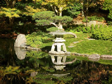 Japanese Zen Garden: Zen Bridge - Pond - Path