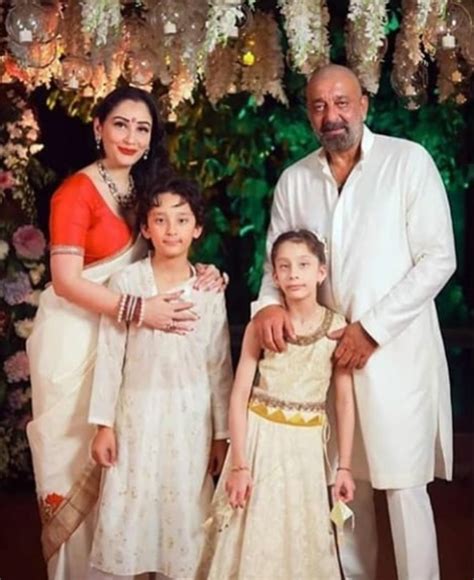 Sanjay dutt's family pic! | Fashionworldhub