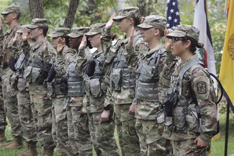 Army ROTC offers $5k signing bonus to qualified sophomore candidates | Opinion | thedaonline.com