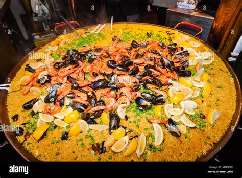 England, London, Southwark, Borough Market, Food Stall, Giant Paella ...