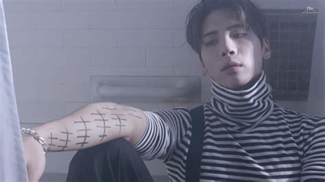 SHINee Jonghyun Spotted With Two Brand New Tattoos - Koreaboo