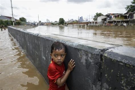 Flash Floods in Indonesia Leave Hundreds of Thousands Homeless (Published 2020)