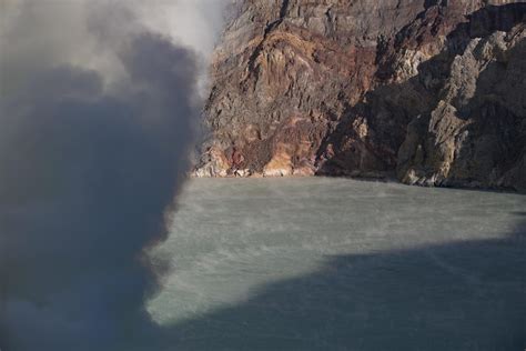 The acid sulphur lake at Kawah Ijen crater. Indonesia 10409143 Stock ...