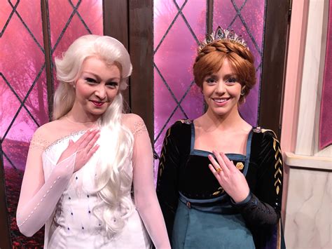 PHOTOS: Anna and Elsa Debut New "Frozen 2" Costumes at Character Close-Up Meet & Greet in Disney ...