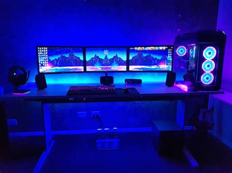 AydinH's Setup - Clean Triple Monitor Setup | Scooget