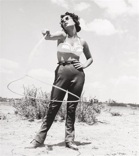 Elizabeth Taylor, James Dean & Rock Hudson on the set of Giant (1956 ...