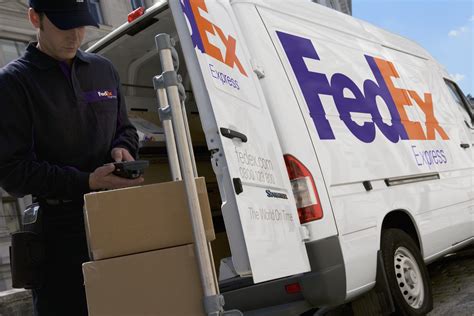 FedEx Express delivery vehicle and driver in the UK | Fedex express, Photo to video, Quang tri