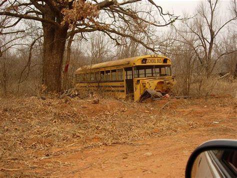 Abandoned School Bus | ゴーストタウン, 廃村, ファリス